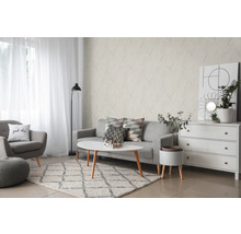 Wohnzimmer mit Sofa, Sessel, Teppich und dekorativer Wandtapete