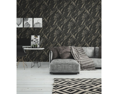 Wohnzimmer mit schwarzer und goldener Marmortapete, Sofa, Schreibtisch und Dekorationen für ein elegantes Interieur