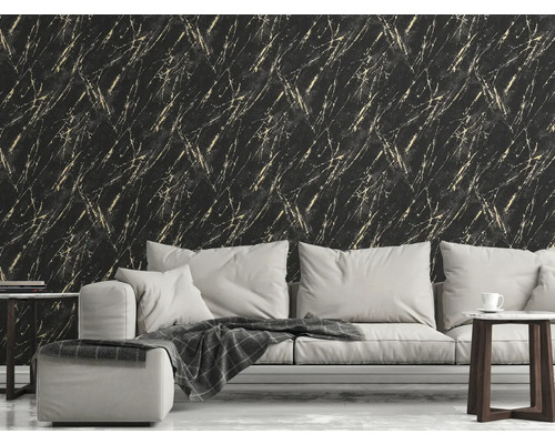 Wohnzimmer mit schwarzer Marmortapete mit goldenen Akzenten und weißem Sofa