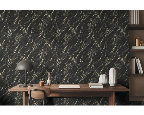 Raum mit schwarzer Tapete mit Marmormuster, Schreibtisch, Lampe und Regal.