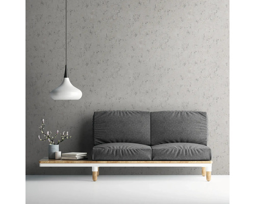 Wohnzimmer mit grauer Couch, Tisch, Lampe und Dekoration