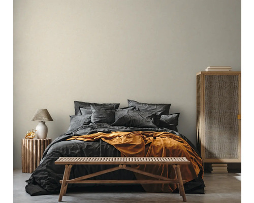 Schlafzimmer mit Bett, Holzbank und Beistelltisch