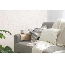 Wohnzimmer mit gemusterter Tapete, Sofa und Dekorationen