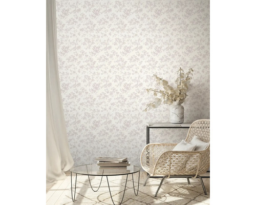 Dekoratives Zimmer mit gemusterter Tapete, Sessel, Tisch und Teppich