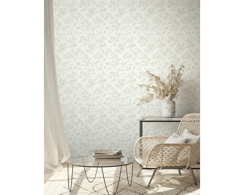 Wohnzimmer mit gemusterter Tapete, Sessel und Couchtisch