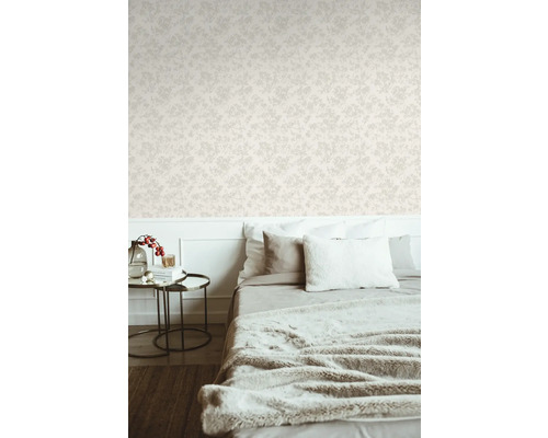 Schlafzimmer mit floraler Tapete, Bett und Beistelltisch