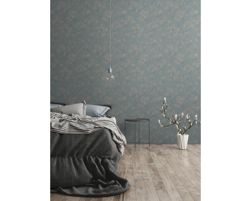 Schlafzimmer mit floral gemusterter Tapete, Bett und Holzboden