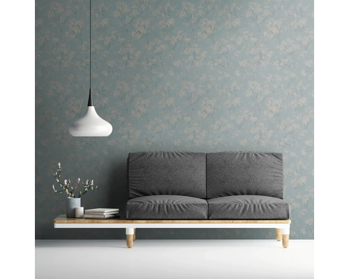 Dekoratives Zimmer mit Tapete, Sofa und Hängelampe