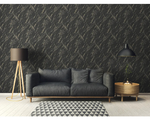 Wohnzimmer mit Sofa, Lampe und gemusterter Tapete