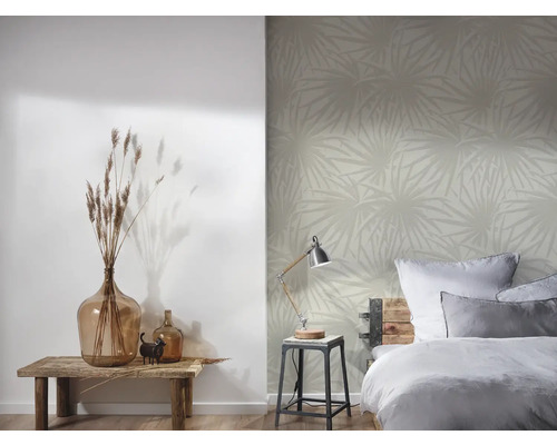 Schlafzimmer mit Bett, Tischlampe und gemusterter Tapete