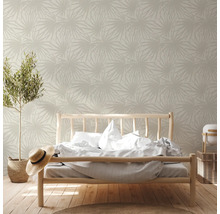 Schlafzimmer mit gemusterten Tapeten und Holzbett
