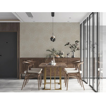 Esszimmer mit Esstisch, Stühlen, Sideboard und gemusterter Tapete