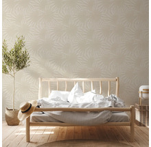 Schlafzimmer mit Bett und gemusterter Tapete