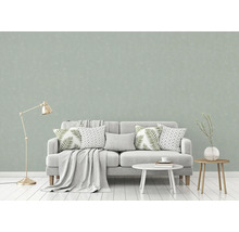 Helles Wohnzimmer mit strukturierten Tapeten, Sofa, Tisch und Stehlampe