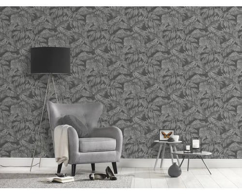 Wohnzimmer mit grauer Blättertapete, Sessel und Stehlampe