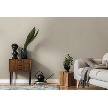 Wohnzimmer mit Sofa, Holztisch, Holzkommode und Dekoration