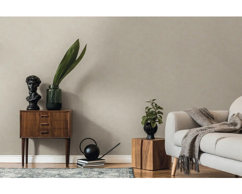 Wohnzimmer mit Sofa, Holztisch, Holzkommode und Dekoration