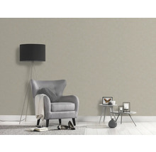 Wohnzimmer mit beiger Strukturtapete, Sessel und Stehlampe