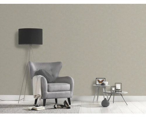 Wohnzimmer mit beiger Strukturtapete, Sessel und Stehlampe