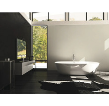 Badezimmer mit freistehender Badewanne, Waschtisch und Spiegel