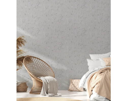 Schlafzimmer mit Rattanmöbeln, Bett und dekorativer Wand