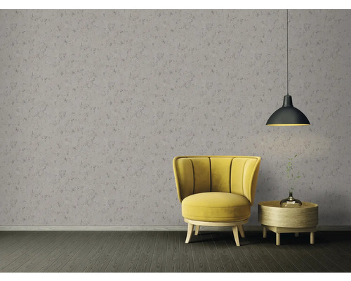 Zimmer mit Struktur Tapete, Sessel und Lampe