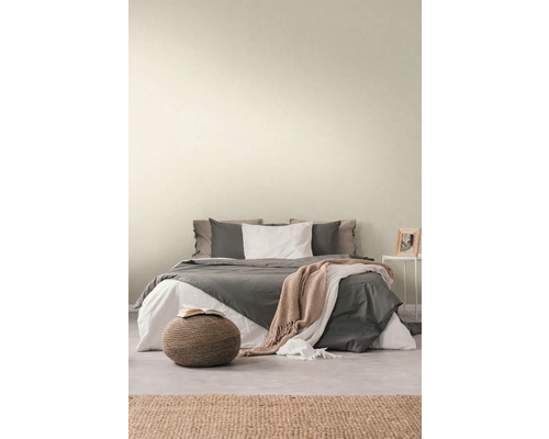 Schlafzimmer mit Doppelbett, Hocker und Teppich