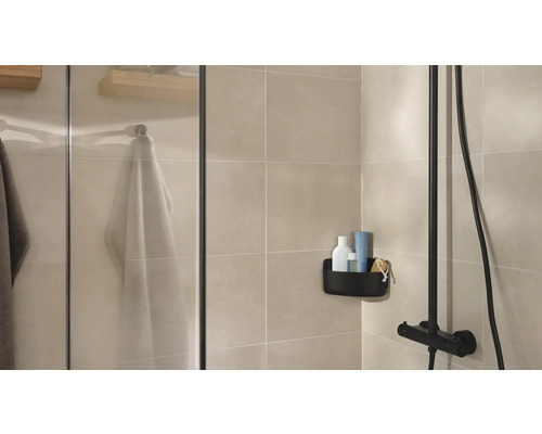 Helles Badezimmer mit Dusche, Ablagekorb und Handtüchern