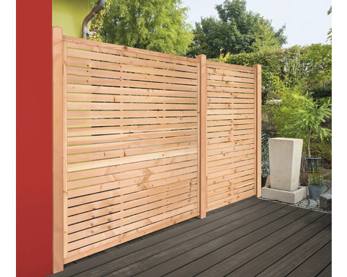 Holzzaun mit horizontalen Latten auf einer Terrasse