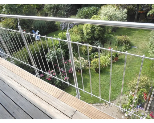Balkon mit Geländer und Blick auf einen Garten