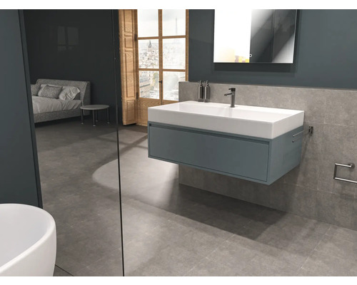 Modernes Badezimmer mit Waschbeckenunterschrank, Spiegel und Fenster