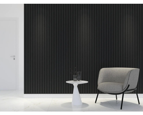 Inneneinrichtung mit Wandpaneelen, Sessel und Beistelltisch