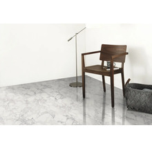 Heller Raum mit Boden im Marmorlook, Holzstuhl, Stehlampe und Korb