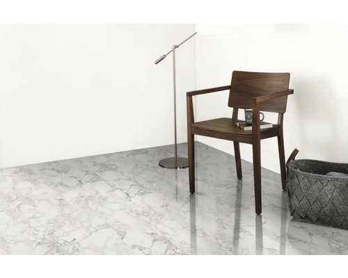 Heller Raum mit Boden im Marmorlook, Holzstuhl, Stehlampe und Korb