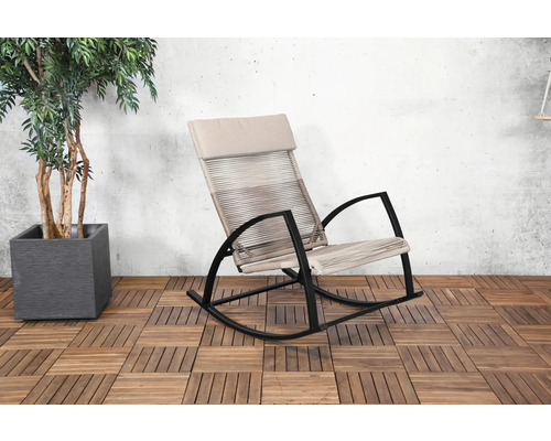 Gartenszene mit einem Schaukelstuhl mit Metallrahmen und einer Pflanze in einem Topf