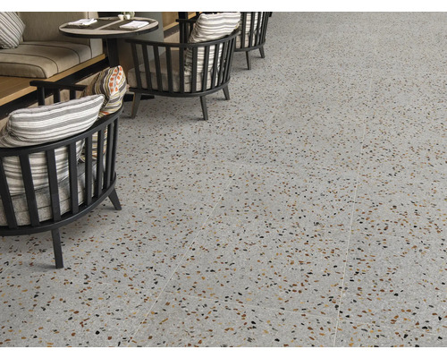 Szene mit hellgrauem Terrazzoboden mit Sitzgelegenheiten