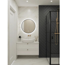 Badezimmer mit Waschtischunterschrank, Aufsatzwaschbecken, beleuchtetem Spiegel und Duschkabine