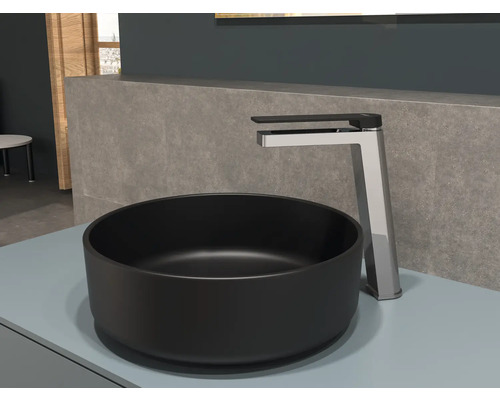 Schwarzes Aufsatzwaschbecken mit Chrom-Armatur im Badezimmer