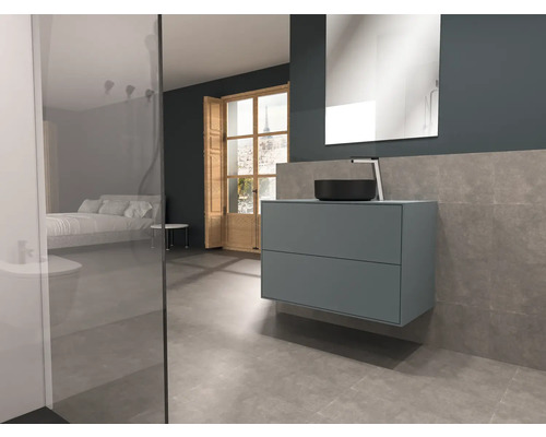 Modernes Badezimmer mit Waschtisch, Spiegel und begehbarer Dusche