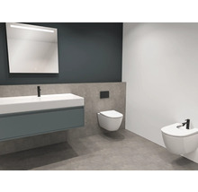 Modernes Badezimmer mit Waschtisch, beleuchtetem Spiegel, wandhängendem WC und Bidet.
