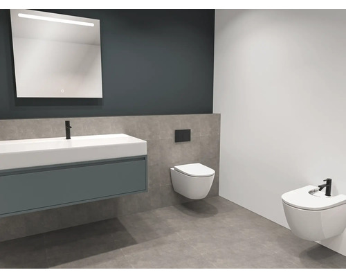 Modernes Badezimmer mit Waschtisch, beleuchtetem Spiegel, wandhängendem WC und Bidet.