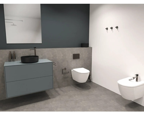 Modernes Badezimmer mit Waschtisch, Spiegel, Toilette und Bidet