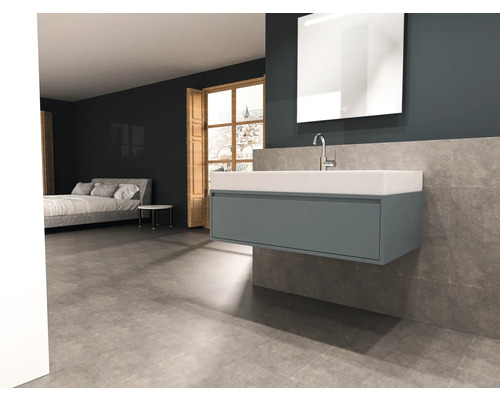 Badezimmer mit Waschtisch, Spiegel und Bett