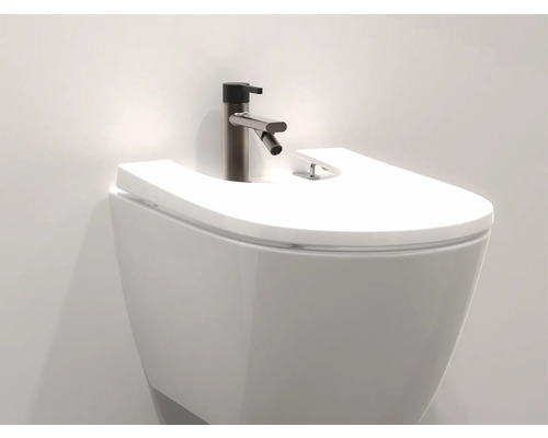 Hängendes Bidet mit Armatur zur Körperpflege