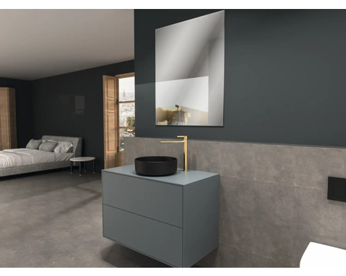 Modernes Badezimmer mit Waschtisch, Aufsatzwaschbecken, Spiegel und Armatur