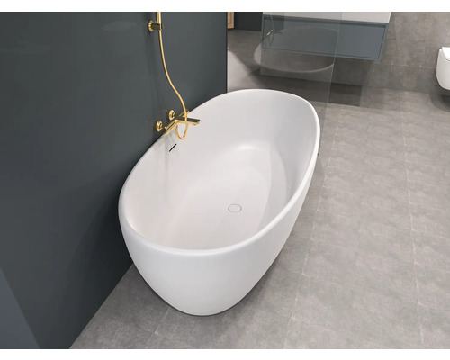 Freistehende Badewanne mit goldener Armatur in modernem Badezimmer.