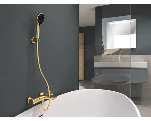 Badezimmer mit Badewanne, Waschbecken, Spiegelschrank und Duscharmatur.