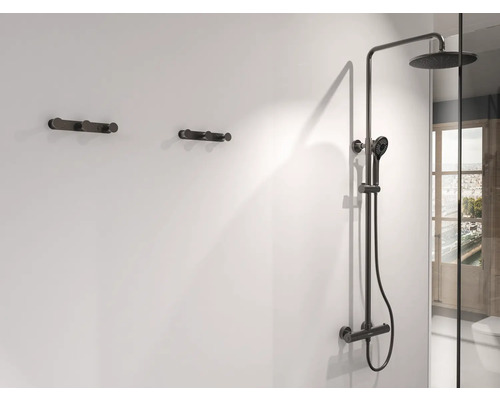 Badezimmeransicht mit Duscharmatur und zwei Handtuchhaltern