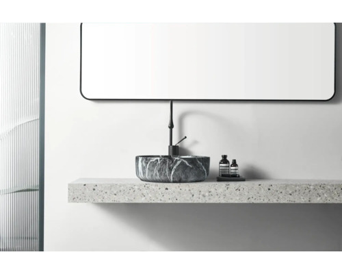 Modernes Badezimmer mit Marmorwaschbecken, Armatur und Spiegel