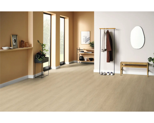 Heller Raum mit Holzboden, Garderobe und Dekoartikeln